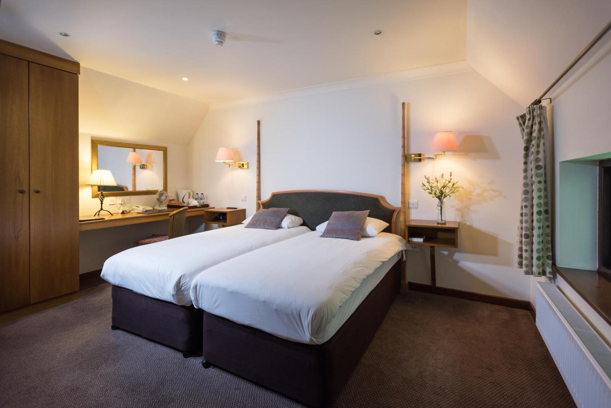 Golden Lion Hotel Ръгби Екстериор снимка