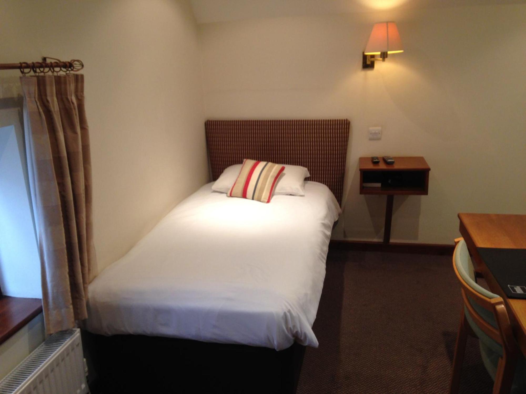 Golden Lion Hotel Ръгби Екстериор снимка